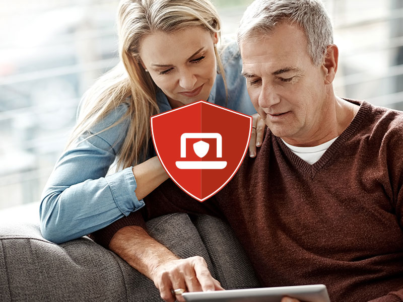 Sicher ohne Werbung surfen mit TrutzContent Ein Paar beim sicheren Surfen auf der Couch mit TrutzContent