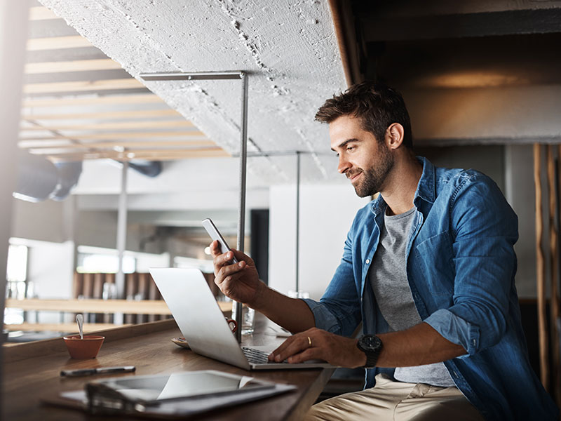 Trutzmail: Echte E2EE für Ihre E-Mails Geschäftsmann verschickt sichere E-Mails mit E2EE-Verschlüsselung