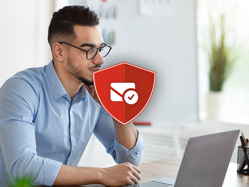 Sicherer E-Mail-Versand mit TrutzMail Junger Mann verschickt vertrauliche E-Mails