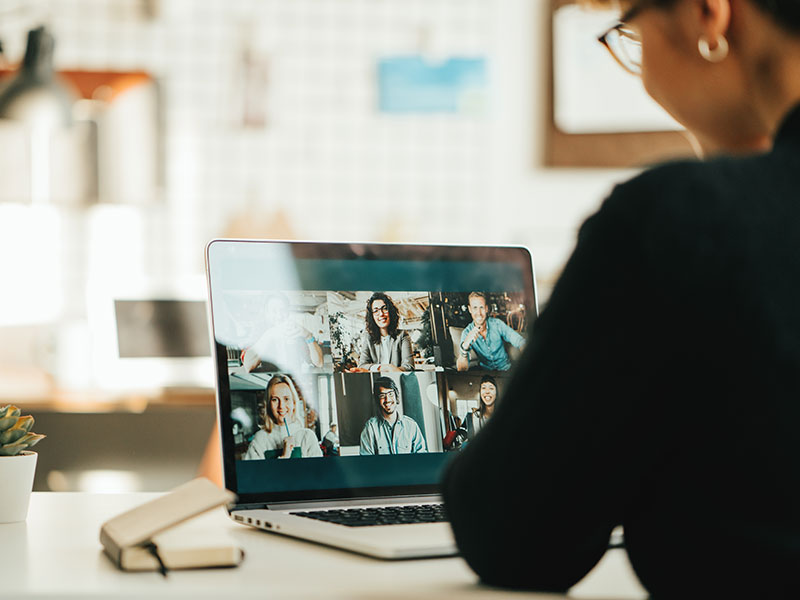 TrutzMeeting: Sichere Videokonferenzen Junge Frau am Laptop in einer Videokonferenz